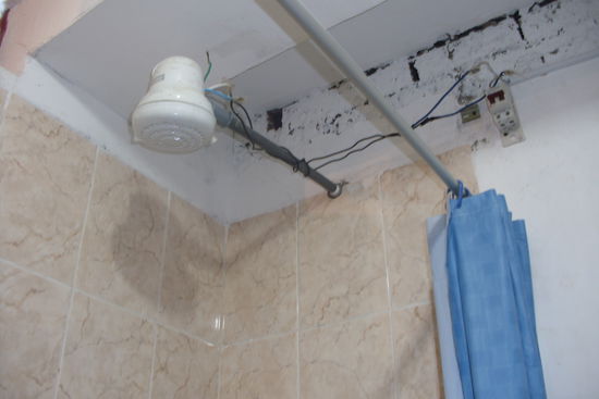 Vertrauenserweckende Elektroduschen sehen anders aus...diese funktioniert aber auch.