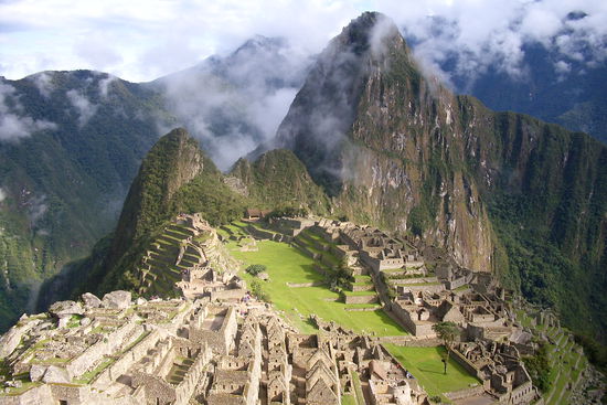 Postkartenmaessig, oder? Der hohe Gipfel rechts ist uebrigens der Huayna Picchu, den wir spaeter am Tag in Angriff nehmen werden.