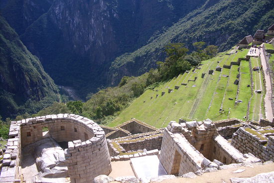 Blick auf den Sonnentempel und die Ackerterassen