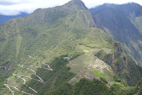 Blick vom Huayna Picchu ueber Machu Picchu (und einen Teil der Zufahrtsstrasse)