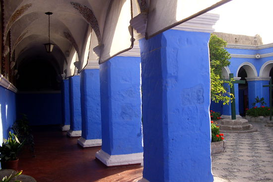 Schoener blauer Kreuzgang