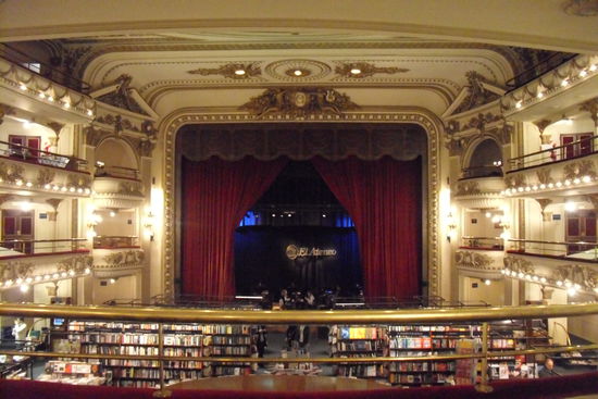 In Buenos Aires blieb noch Zeit fuer die Buchhandlung El Ateneo, die in einem alten Theater untergebracht ist. Ein Traum fuer Julias.
