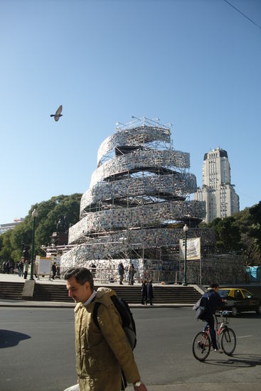 Noch mehr Buecher in Buenos Aires. Und: man beachte den strahlend blauen Himmel 