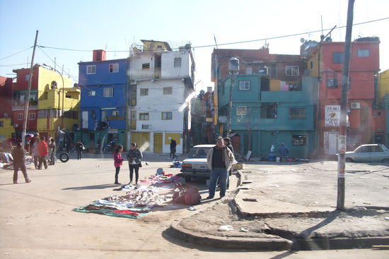 Die Nachbarschaft vom Retiro wird nachts nicht empfohlen. Jetzt wissen wir auch, warum (auch, wenn die bunten Haeuschen tagsueber nett aussehen...).