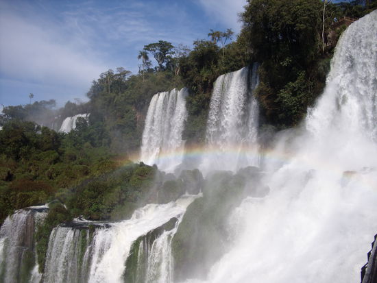Andi wuerde bei der Beschreibung dieses Bildes auf den Regenbogen eingehen. In etwa so: "Der Regenbogen ist fast schon kitschig." So isses.