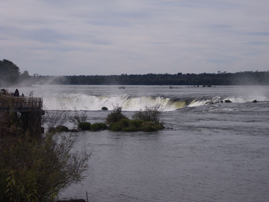 Garganta del Diablo.
Dazu ein Zitat unseres Reisefuehrers:
"In der Fruehzeit des Wasserfalltourismus konnte man einen Einheimischen anheuern, der seine Kunden mit einem Ruderboot an die Abbruchkante des Wasserfalls fuhr. Dort ruderte er wie verrueckt gegen die Stroemung an, waehrend die Fahrgaeste Fotos schossen. Aber irgendwann passierte natuerlich das Unvermeidliche: 1938 war die Stroemung eines Tages staerker als der Ruderer und das Boot sauste ueber den Rand und den Wasserfall hinunter. Es gab keine Ueberlebenden und die Bootsfahrten wurden umgehend eingestellt." 
Verrueckt.