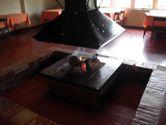 Die Feuerstelle im Aufenthaltsraum.