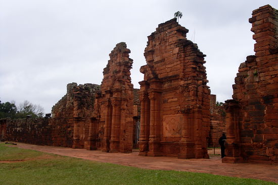 Das restliche Kirchenportal: Man baute gezwungenermassen in rot.