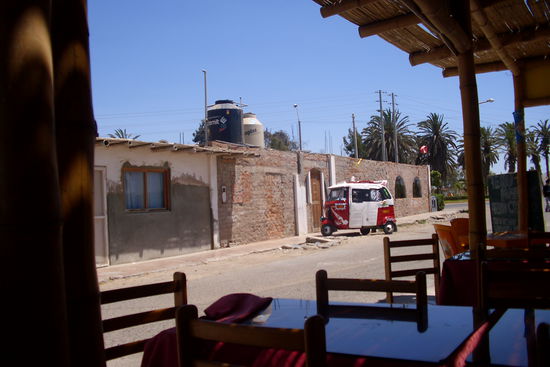 Garkueche in Hafennaehe mit Blick auf eine der typischen Motorrad-Rikschas