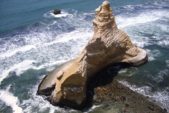 Der Rest der "Kathedrale", die bis zum Erdbeben mit der Steilkueste durch ein "Dach" verbunden war