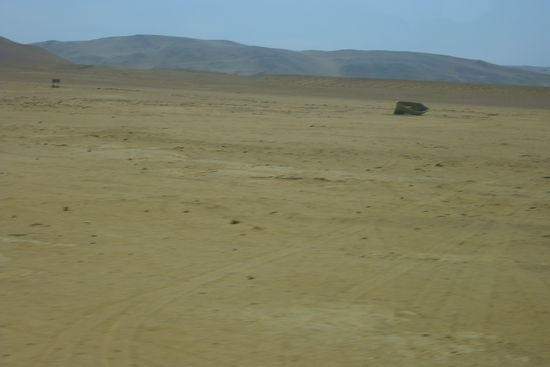 Dieses Fischerboot mitten im Nichts wurde vom Tsunami, der auf das letzte Erdbeben folgte, bis in die Wueste getragen