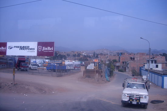 Schon auf der Schnellstrasse in Lima