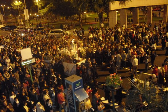 Am Abend dann eine kirchliche Prozession zur Ueberfuehrung irgendeiner Heiligen...ein Rentnerfensterguckparadies hier!