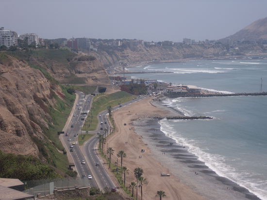 Vom Einkaufszentrum nach links...