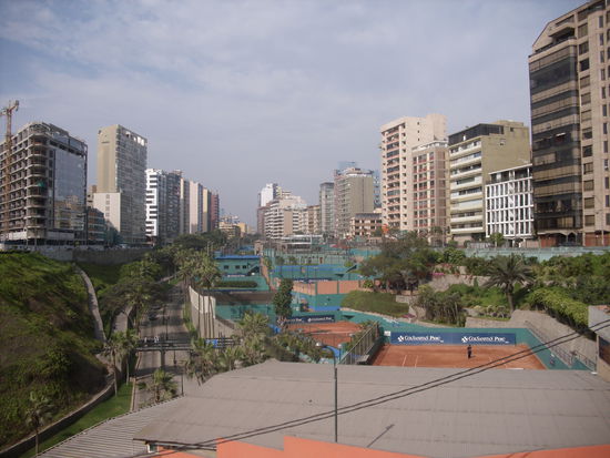 Tennisplaetze mit Meerblick