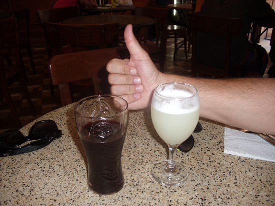 Chicha Morada aus gegorenem schwarzen Mais und Pisco Sour mit Limonen und Eiweiss. Klingt beides nicht so gut, ist aber lecker!