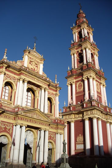 Das Prunkstueck unter Saltas Kirchen, von innen noch bunter als von aussen