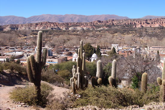 Blick ueber Humahuaca und das Umland