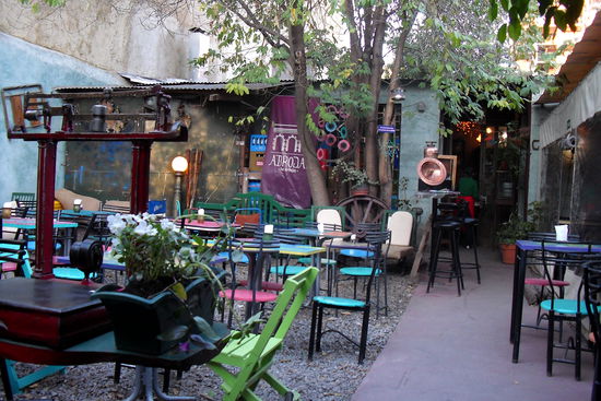 Frueh am Abend in einem kleinen Hinterhof...da die Argentinier erst so gegen 23:00 Uhr zu Abend essen, ist jetzt noch niemand zu sehen. Leckere Pizza =)