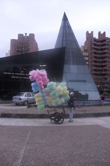 Ein Zuckerwattemann vor der zentralen Ampelschaltungsstelle