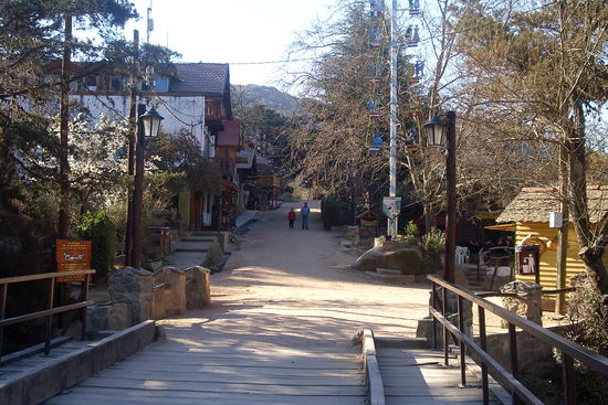 Ankunft in La Cumbrecita, man achte auf den Maibaum!!!