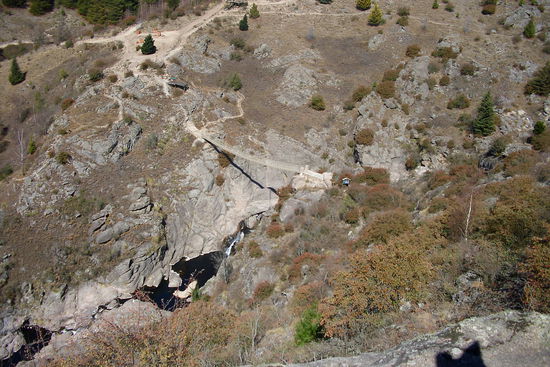 Da unten ist die Hängebrücke!