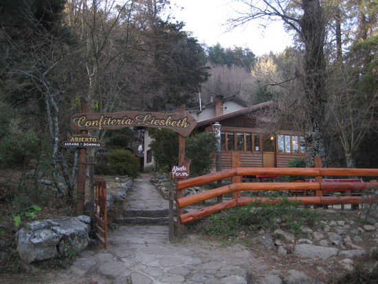 Lecker hausgemachte Torten und Himbeersirup gabs bei Tante Liesbeth