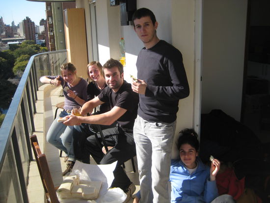 Fleissige Umzugshelfer im 12. Stock mit argentinischen Sandwichplatten