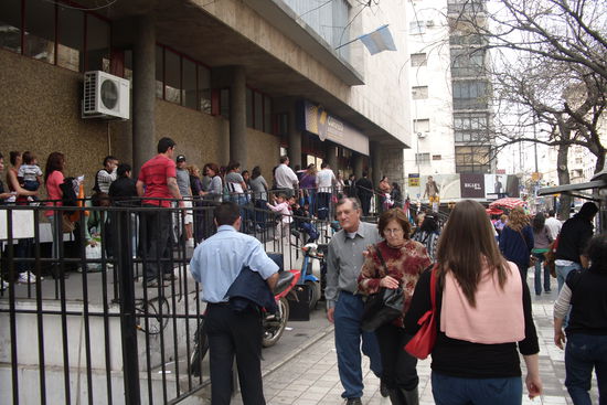 In Argentinien kann man nicht mal "kurz" zur Post gehen...die Schlange geht drinnen dreimal so lang weiter.