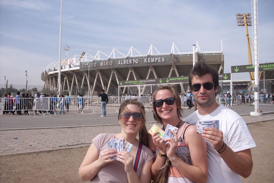 Mit Enzo (der natuerlich das Foto macht) und seiner Schwester Andrea vor dem Stadion