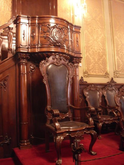 Hier sitzt der Prüfling (übrigens dauerte die Prüfung drei Tage á 8 Stunden)...