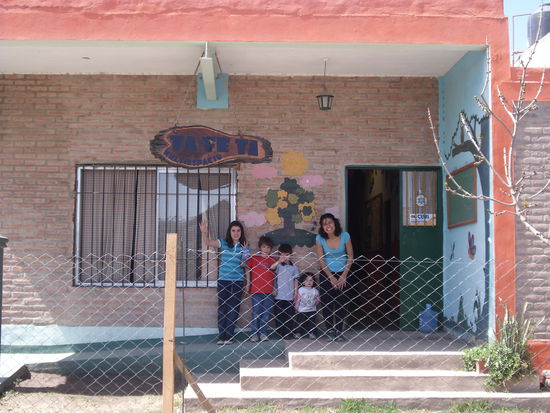 Der "TaTeTi" mit den Kleinen und der Betreuerin Natalia.