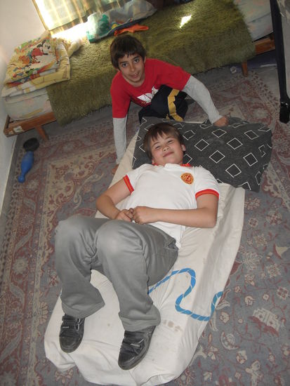 Santiago und Benja...nachdem alle Mathehürden des Tages genommen wurden, durfte auch etwas TV geschaut werden, hier war es Cars 2, auf Spanisch unmöglich zu verstehen.