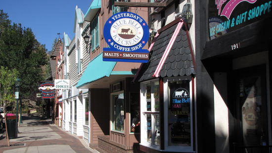 Über Boulder ging es in den Rocky-Mountains-Nationalpark. Vorher haben wir in Estes Park einen ersten Einkaufsbummel unternommen. Im Winter dürfte hier der Teufel los sein.