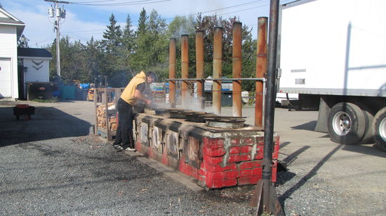 Hummer bestellt? Der wird sofort hier in diesen roten Kesseln gekocht!