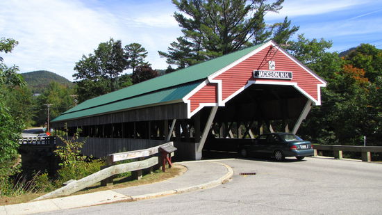 Eine der bekanntesten Covered Bridges in Jackson, N.H.
Vor dieser Brücke lassen sich viele Brautpaare fotografieren.