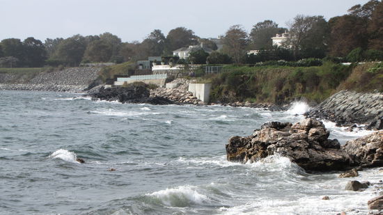 Zwischen den Villen der Reichen und dem Ozean hat man des Besitzern der Villen schon vor langer Zeit den Cliff-Walk abgetrotzt. Die Zeit sollte man sich auf jeden Fall nehmen, diesen Weg vollständig abzugehen. Die Ausblicke in jede Richtung (Villen und Meer) lohnen sich!