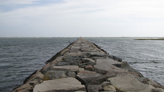Ein Erlebnis: Weg über diesen Steinwall zum Wood End Light.