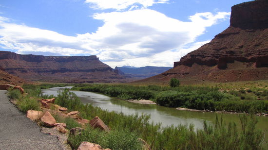 Die 128 am Colorado in Höhe der Fisher Towers.