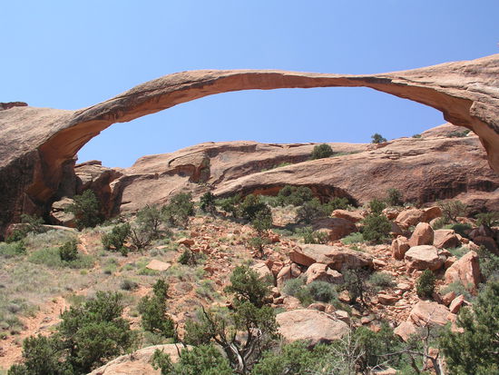 Landscape Arch. Zu erreichen in 20 Minuten auf dem Devils Garden Trail, der am Parkplatz am Ende der Park Road beginnt. Von der Landscape Arch aus führt eine phantastischer Wanderweg zur Double - O - Arch. 