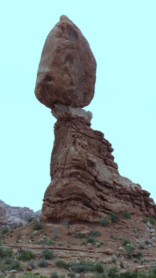 Balanced Rock. Es werden noch Wetten angenommen, wielange der obere Fels noch liegen bleibt ....