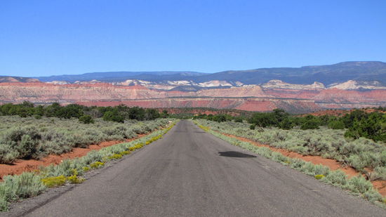 Die Landschaft ist unbeschreiblich - und anfangs ist der Trail auch noch eine Straße ...