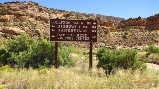 Alle Wege führen ausschließlich über eine teilweise "unruhige" Schotterpiste. Auch in einem SUV wird man durchgeschüttelt!