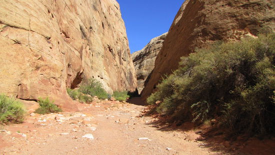 Auf geht´s durch ein ausgetrocknetes Flußbett zu den Tanks.