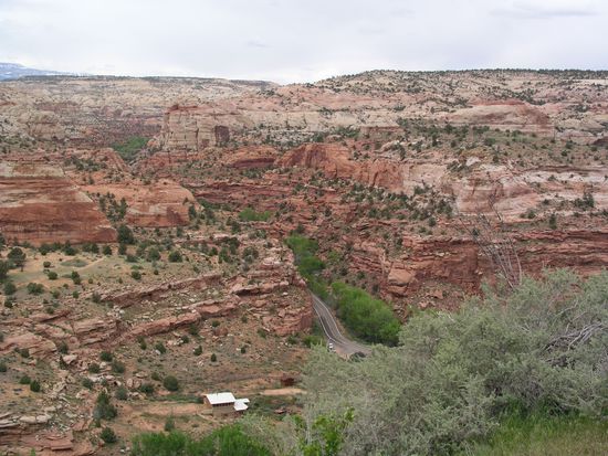 Der Highway verläuft tief eingeschnitten zwischen den Felsen.