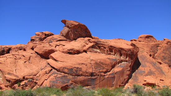 Die Sonnenstrahlen werden von den Felswänden gnadenlos zurückgespiegelt.