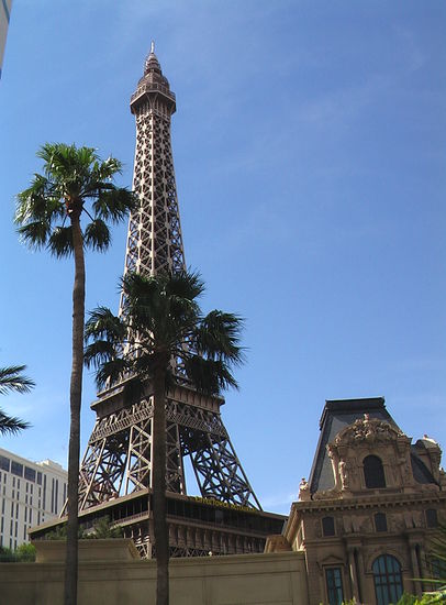 Paris? - Nein, wir sind in Las Vegas mit dem Eiffelturm im Maßstab 1:2.