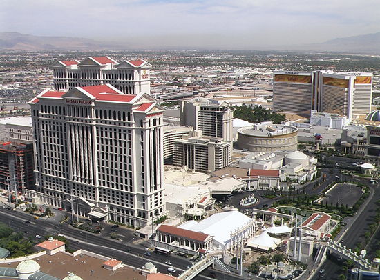 Gesamtkomplex des Cesar´s Palace mit Colosseum. Im Hintergrund Hotel Mirage.