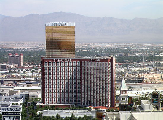 Hotel Treasure Island vor dem neuen Trump-Hotel.