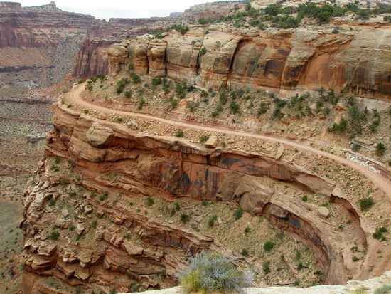 Erste Blicke auf den Shafer Trail. Die Steilwand ist 600 m hoch.